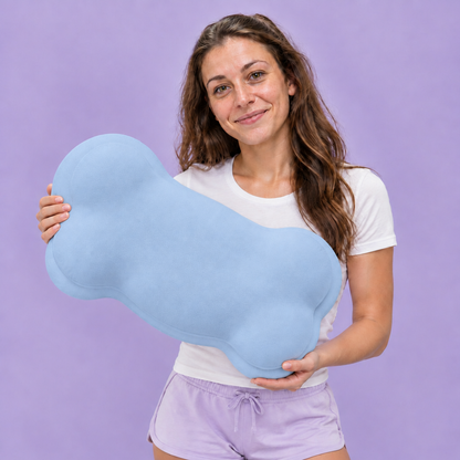 Femme présentant l'oreiller DREAMY NIGHT présentation Bleu ciel - coloris bleu ciel