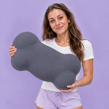 Femme présentant l'oreiller DREAMY NIGHT présentation Gris anthracite - coloris gris anthracite