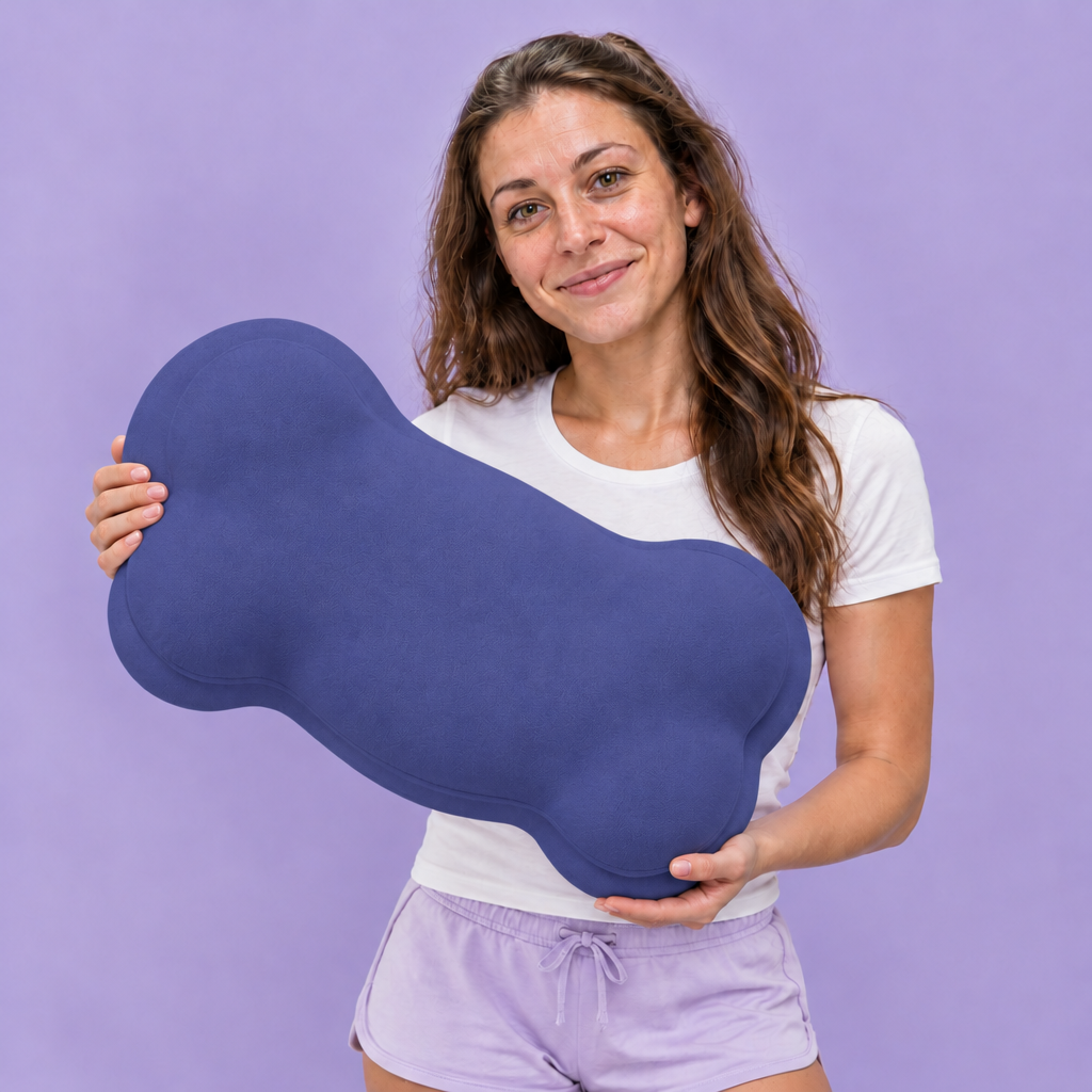 Femme présentant l'oreiller DREAMY NIGHT présentation Bleu indigo - coloris bleu indigo